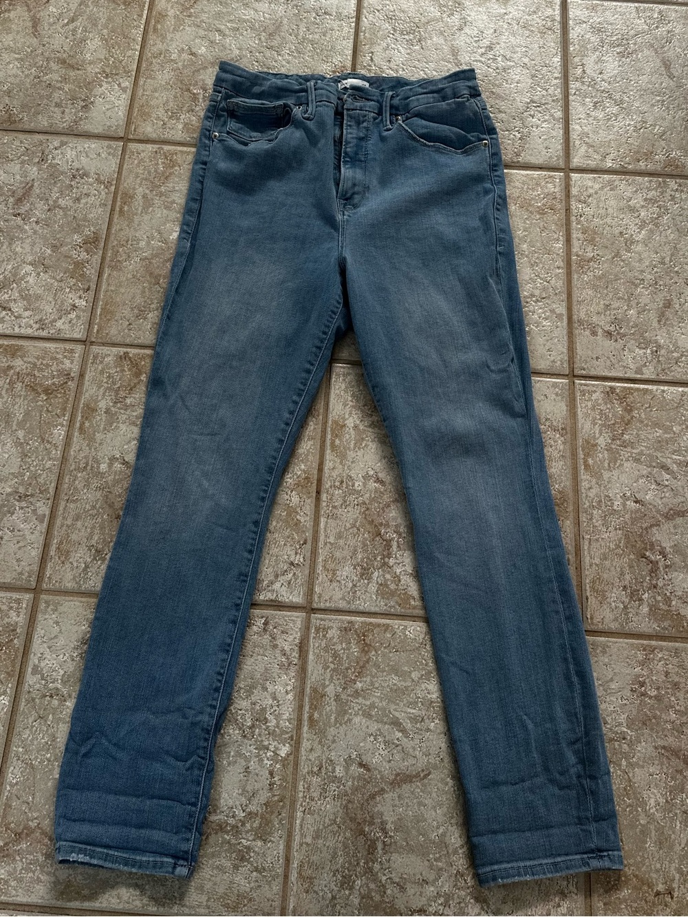 Good American Straight Leg Jeans in Medium Blue Wash